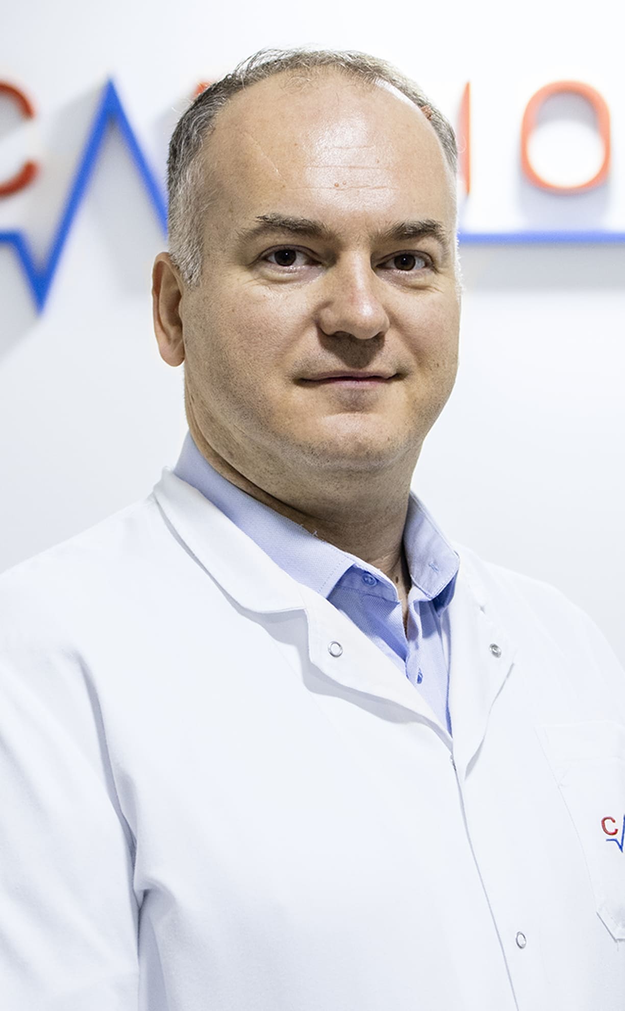 Dr med. Srđan Mrđen, specijalista radiologije u Poliklinici Cardios Novi Sad, specijalizovan za ultrazvučnu dijagnostiku abdomena, urotrakta i štitne žlezde
